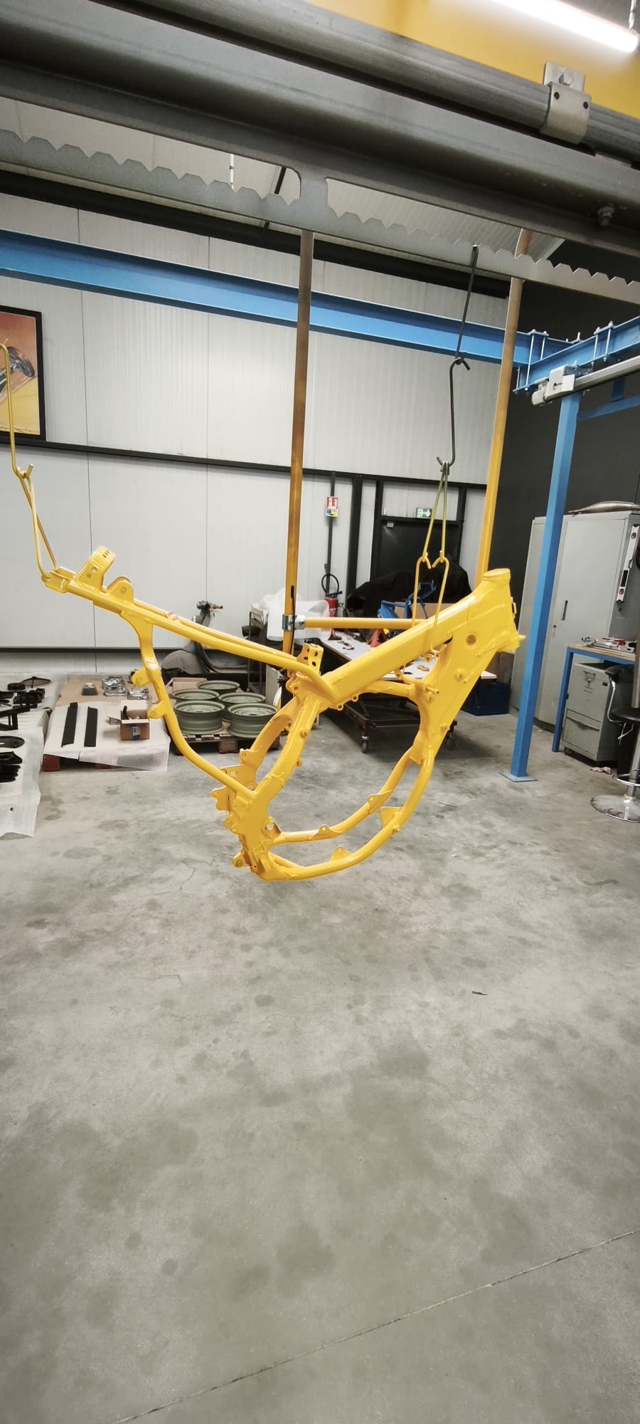 Cadre de moto thermolaqué jaune