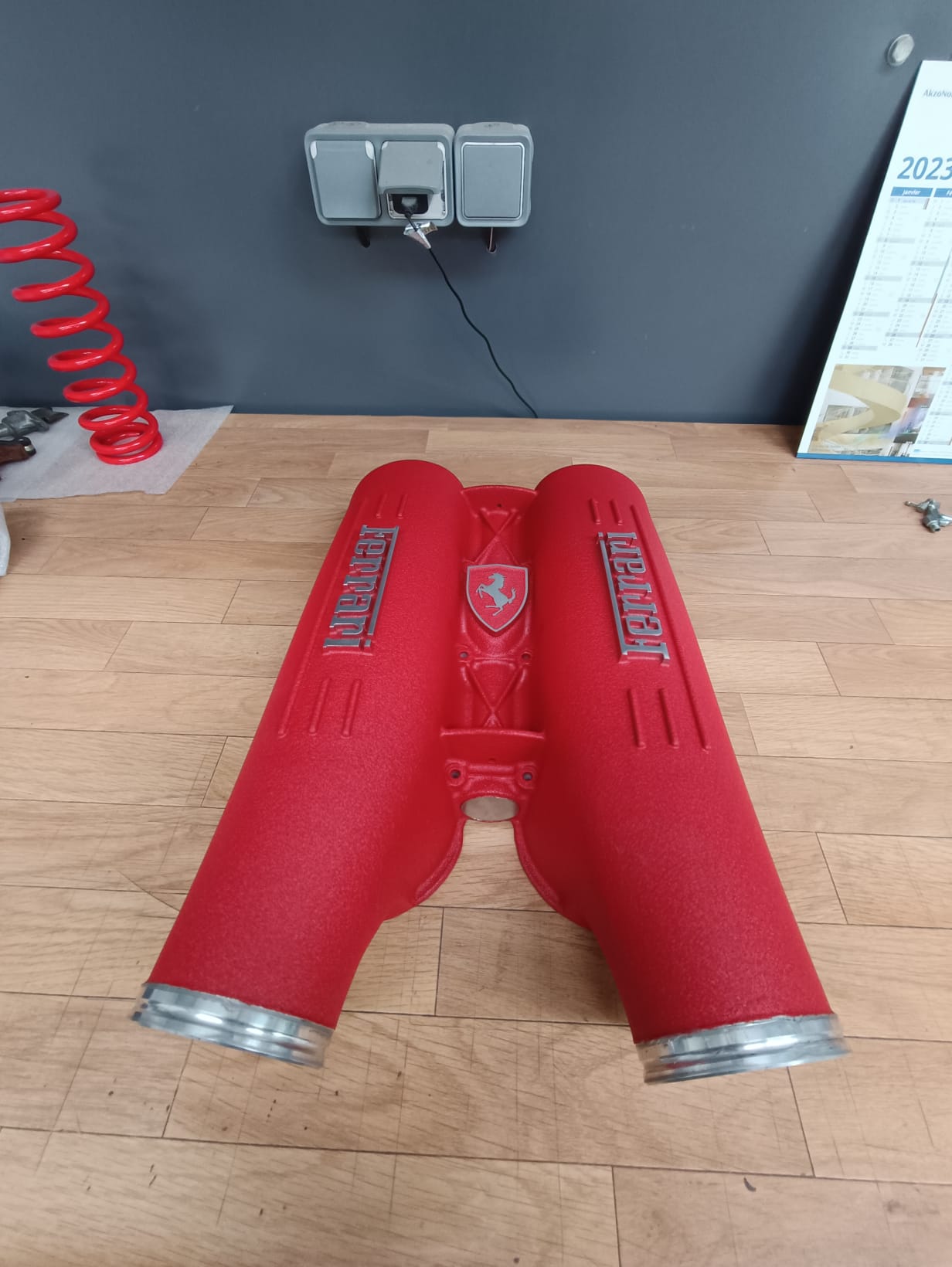 Pièce moteur rouge thermolaquée