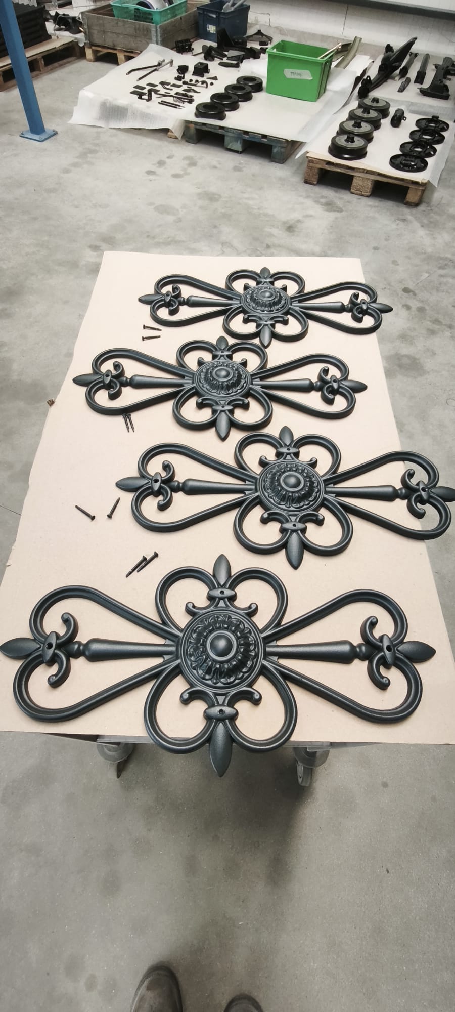 Éléments de métallerie thermolaqués